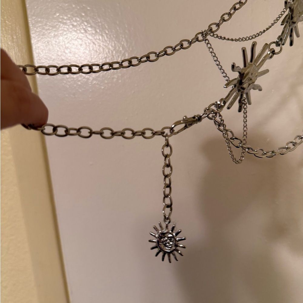 FESTIVAL VIBES! Silver Floral Chain Belt - Picture 3 of 3